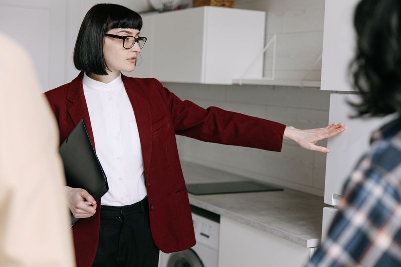 Corretora de imóveis mostrando apartamento pra cliente