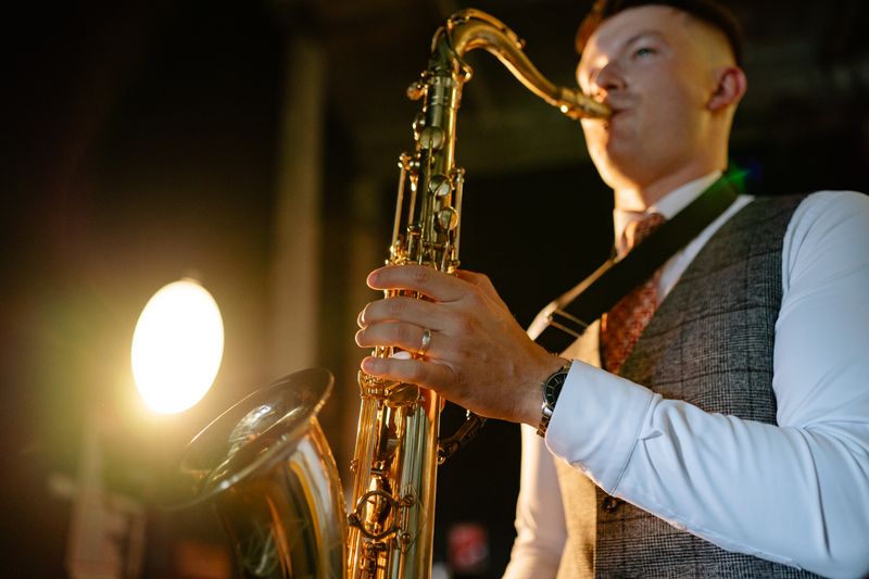 Músico tocando saxofone em evento ao vivo